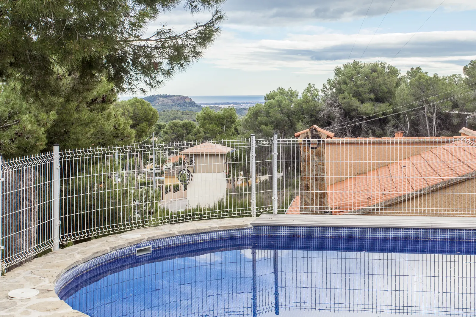 Piscina de Ca Carmela con vistas al entorno natural de Náquera