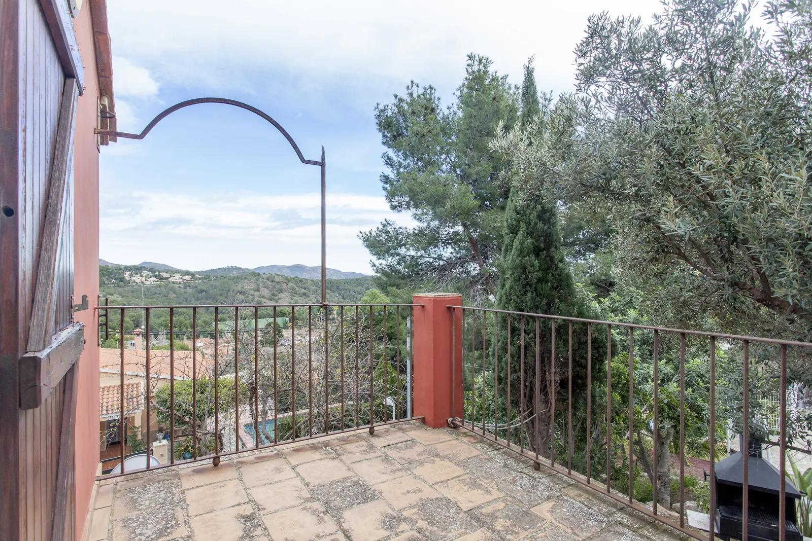 Terraza de Ca Carmela con vistas a la Sierra Calderona