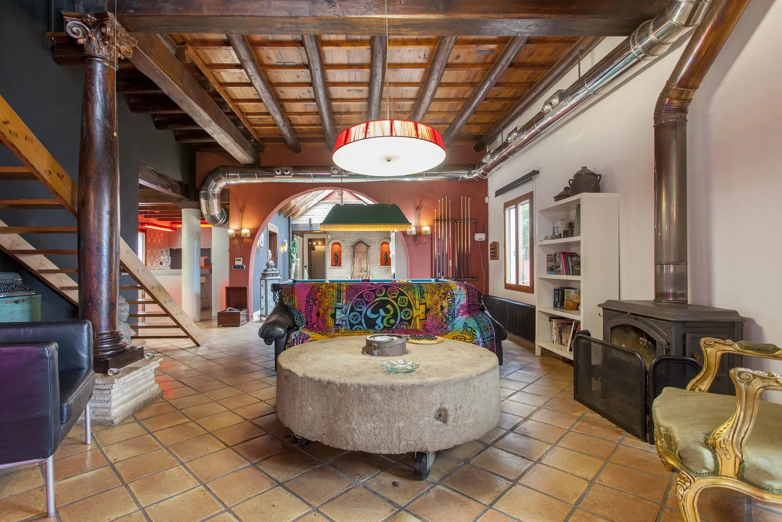 Salón principal de Ca Carmela con chimenea