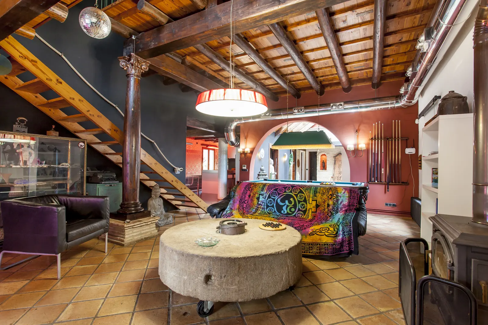 Salón de Ca Carmela con mobiliario y chimenea
