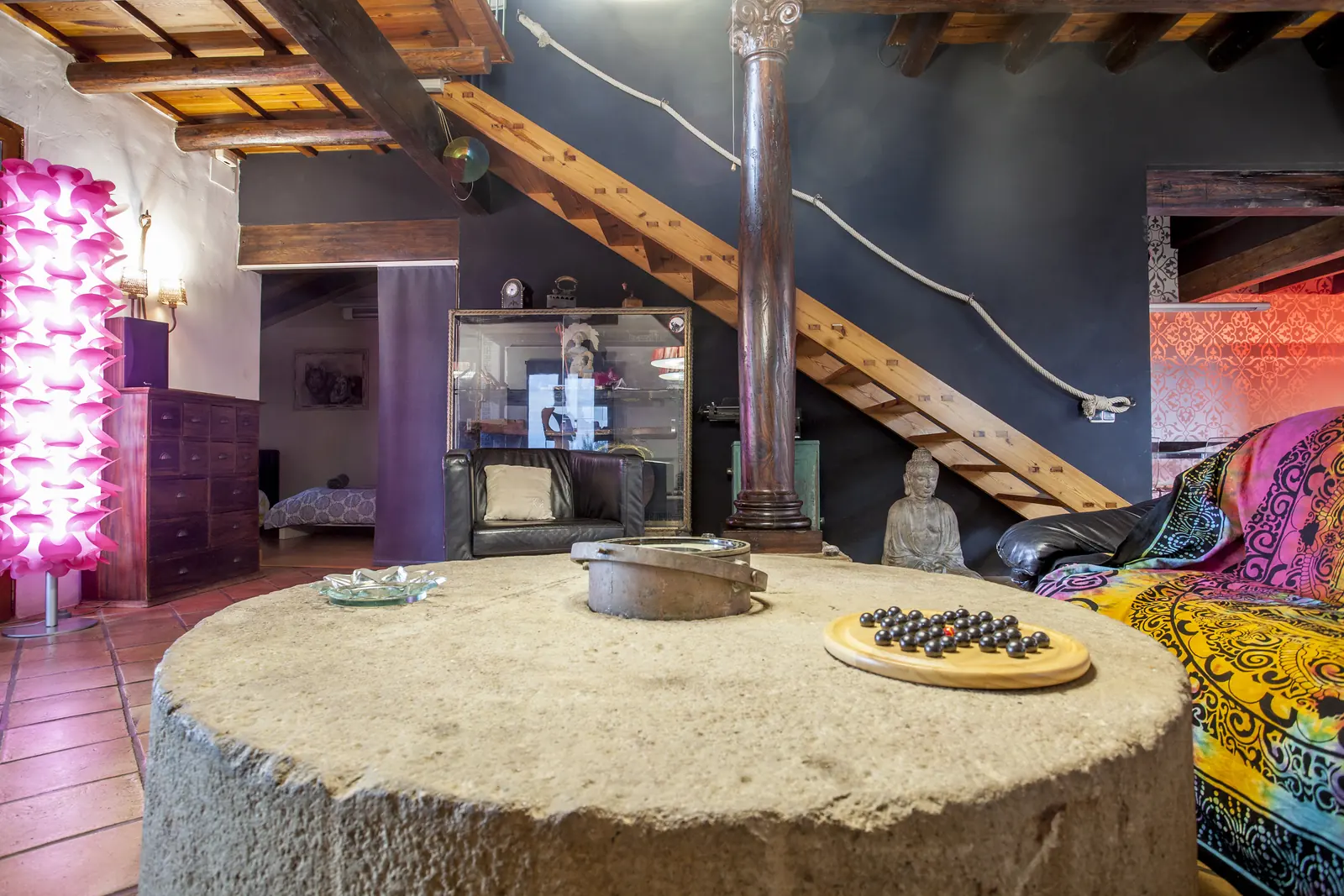 Salón de Ca Carmela con acceso a la cocina