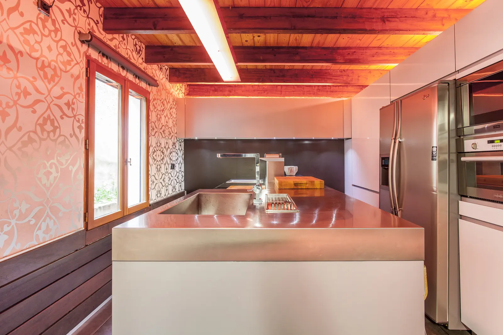 Isla y zona de trabajo de la cocina de Ca Carmela
