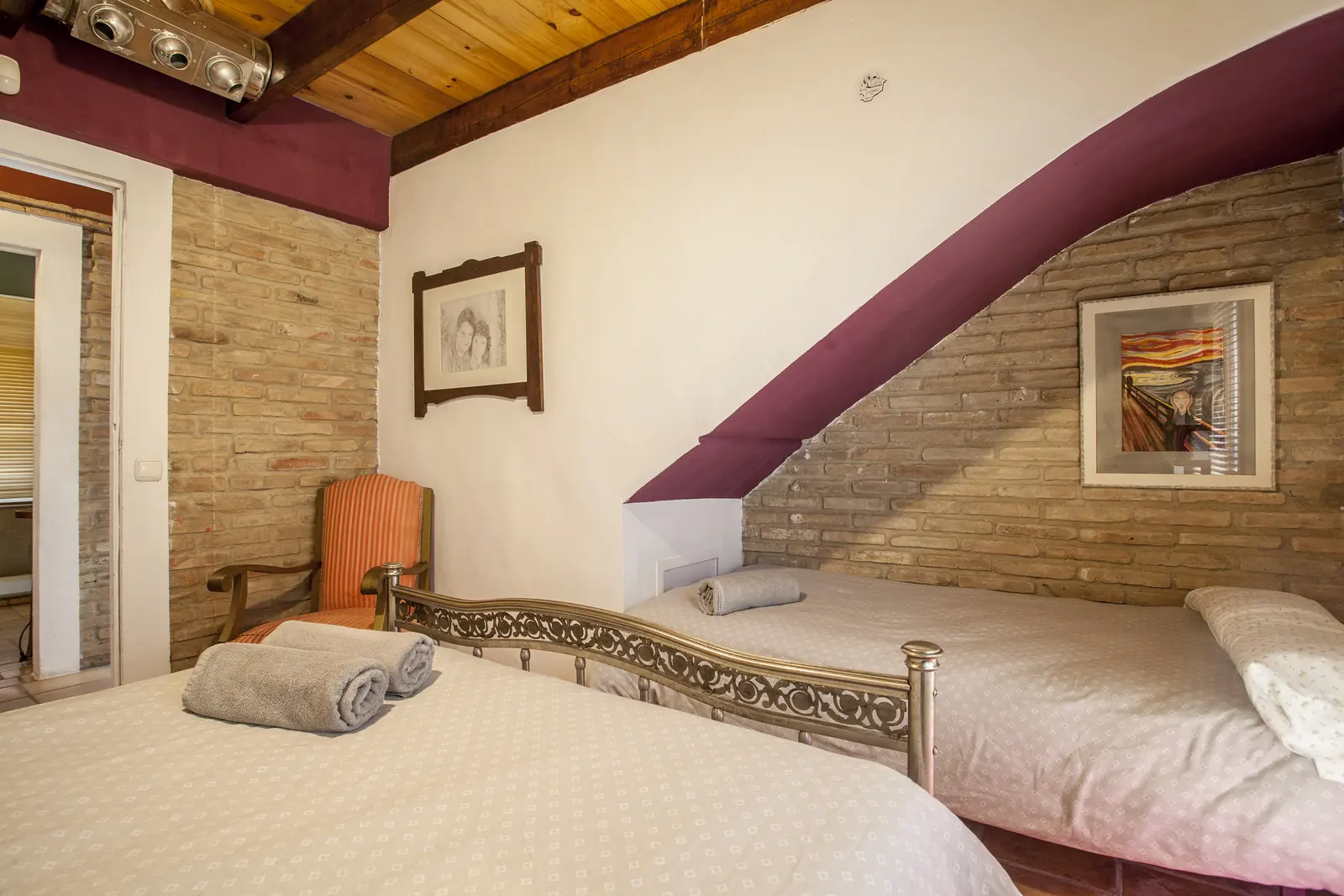 Dormitorio con cama de matrimonio en Ca Carmela