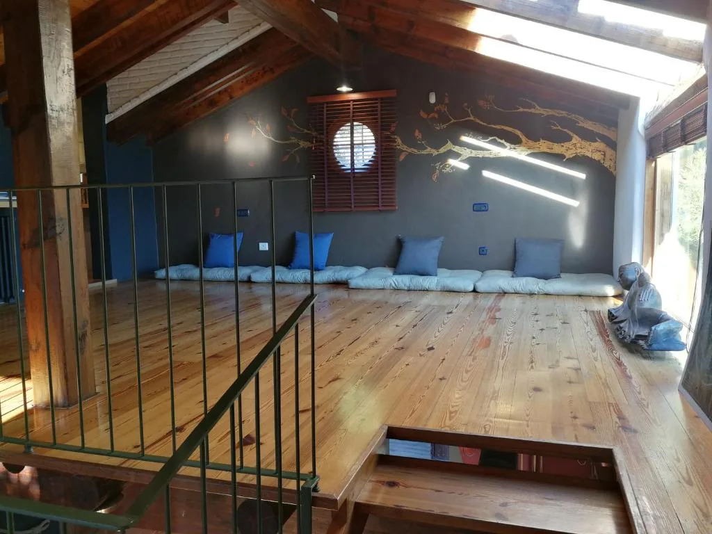 Sala diáfana abuhardillada de la planta superior de Ca Carmela