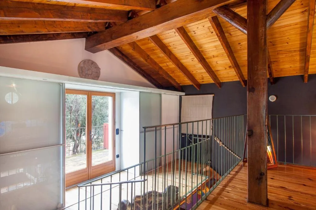 Distribuidor de la planta superior de Ca Carmela con vigas de madera