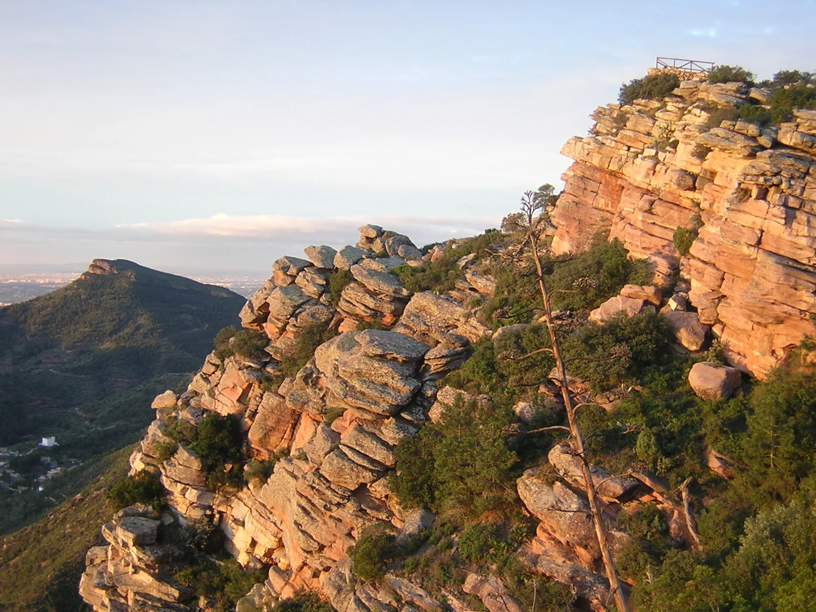 Roquedos y vistas desde el mirador del Garbí en la Serra Calderona